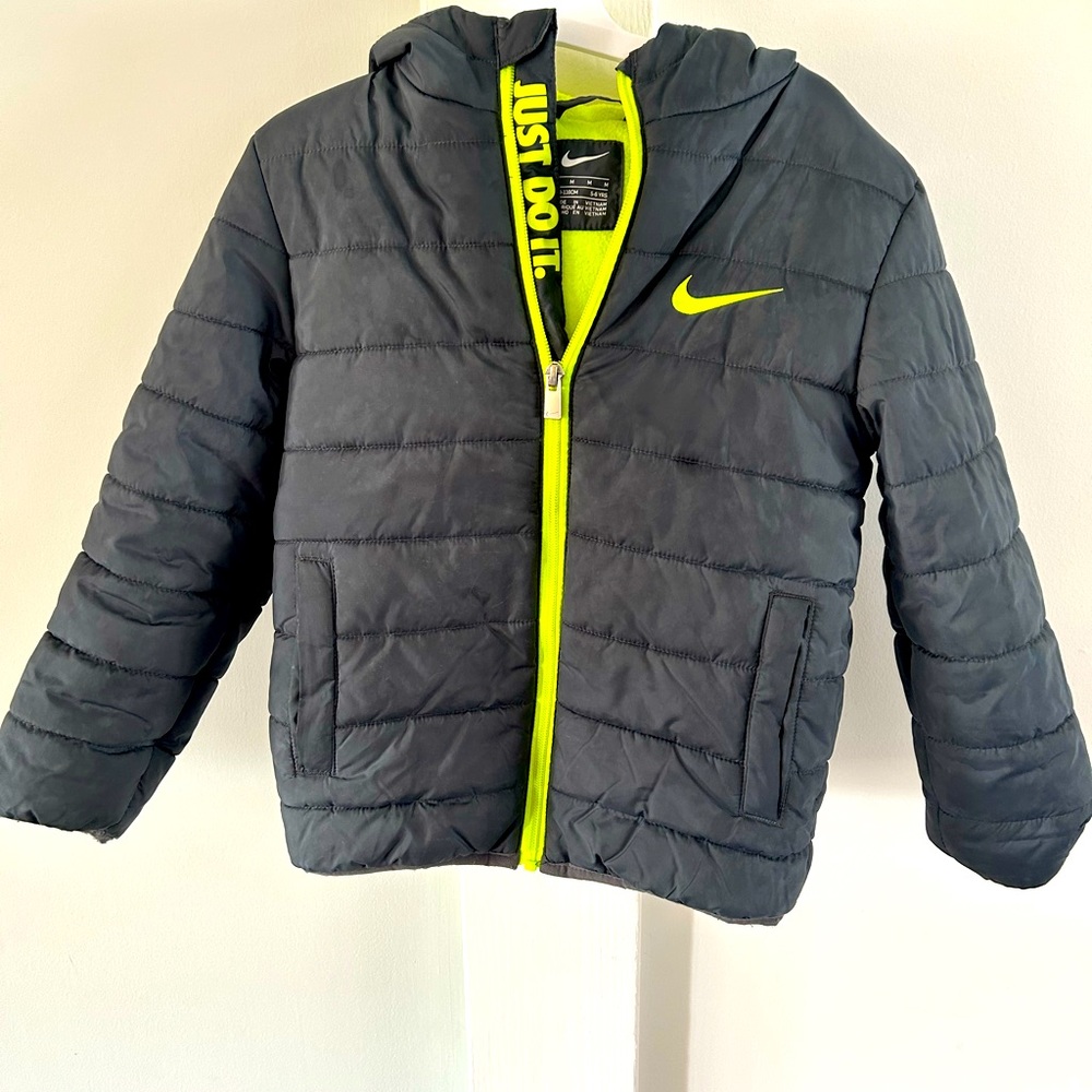 Nike little boys hooded puffer jacket. Size 6. Grey & yellow. Good condition.